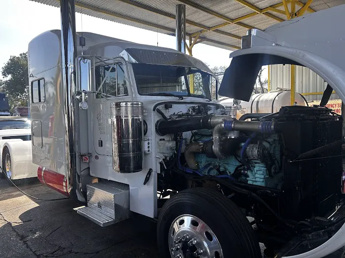 Taller Truck RRT Mechanical services LLC Engine and Transmission Differential A/C Repair Alignment and Balancing 4