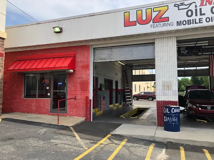 LUZ INSTANT OIL CHANGE & BRAKES 8