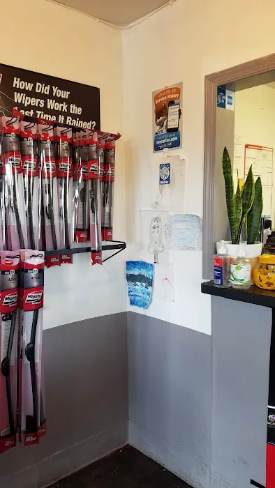 LUZ INSTANT OIL CHANGE & BRAKES 9