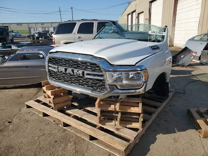 Sam's Riverside Trucks & Parts 9