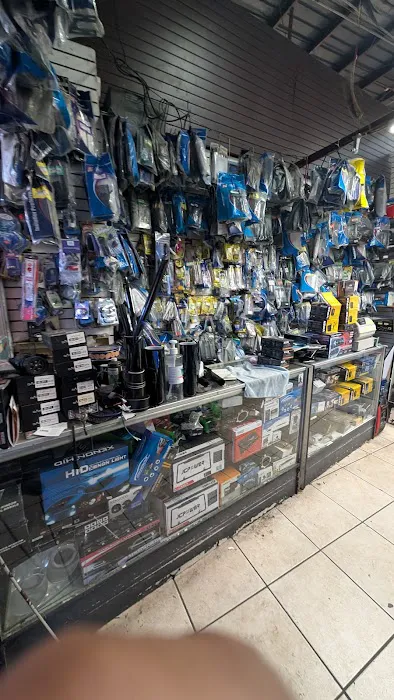 Reyes Electronics & Window Tint (E-20) 2