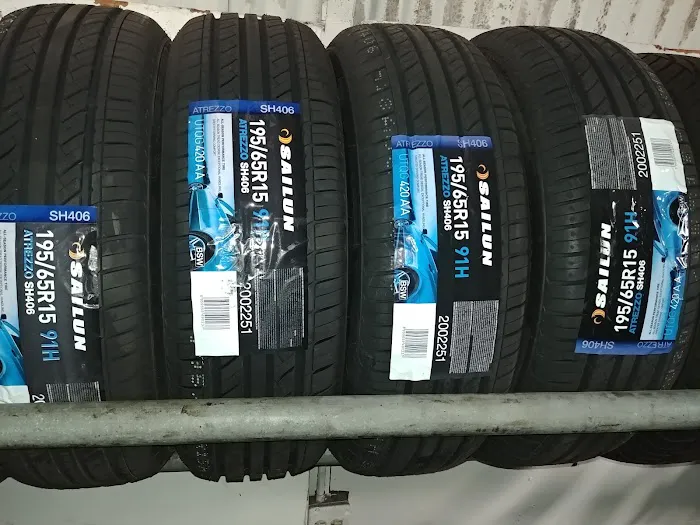 Los Reyes tire shop 2