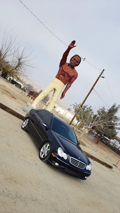 Muffler Man: Indian Warrior 0