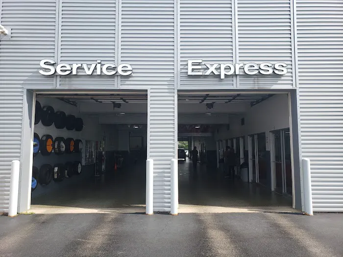 Woodfield Nissan Collision Center 1