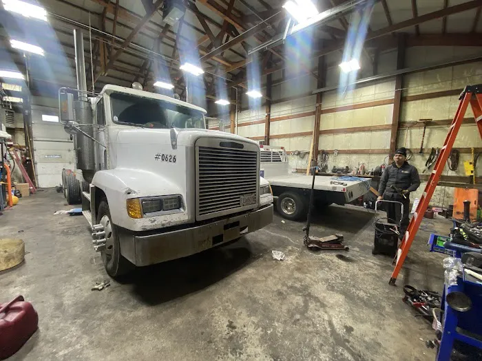 R & L Ultimate Truck Shop 0