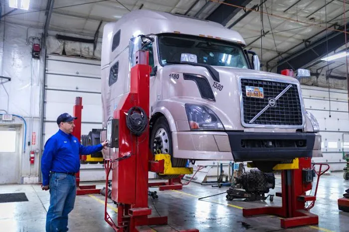 Prime Truck & Trailer Repair | Express Truck Alignment | Light & Heavy Duty Semi Fleet Repair Service 8