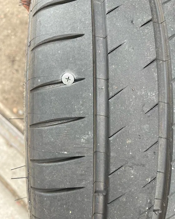 Los Reyes Tire Shop 4