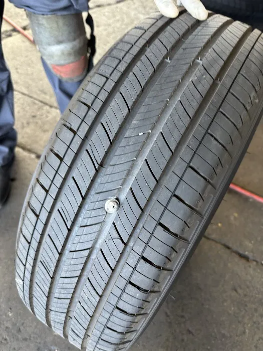 Los Reyes Tire Shop 6