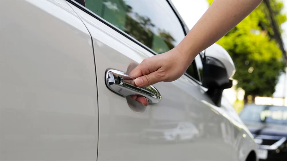 How to Get Roadside Help Without a Smartphone: Practical Tips and Alternatives