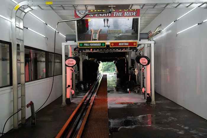 Platinum Car Wash & Oil 3