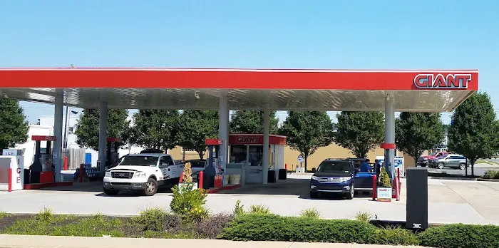 GIANT Gas Station 0