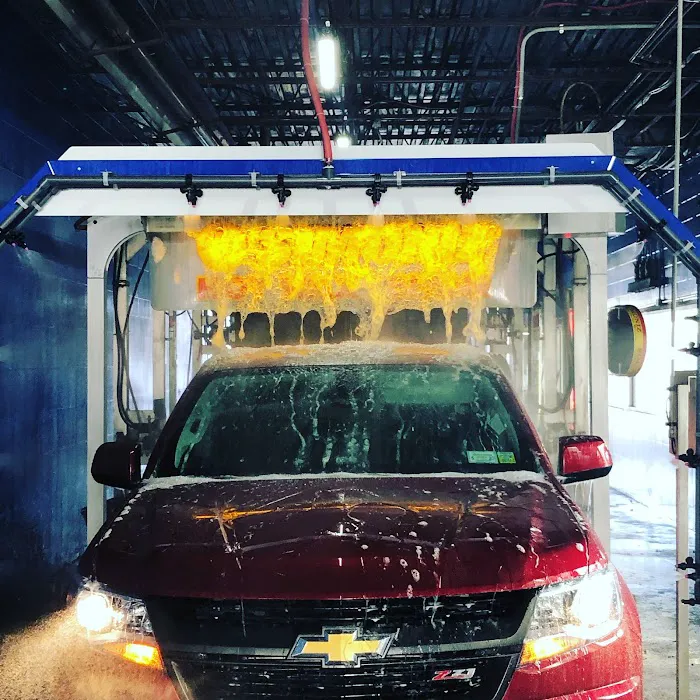 Johnnie's Car Wash on Oak 6