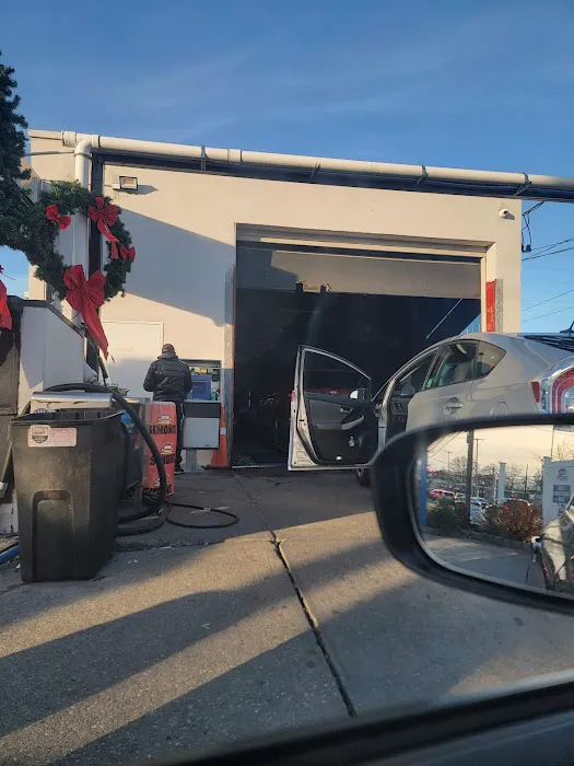 Johnnie's Car Wash on Oak 1