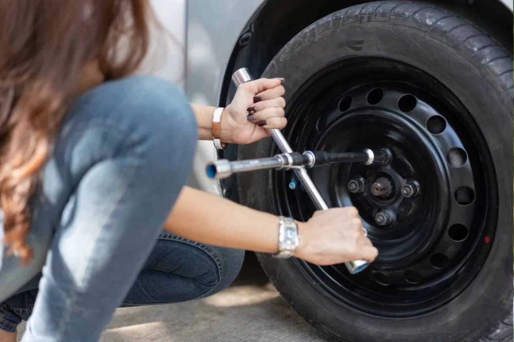 How to Get Help for a Flat Tire at Night Safely and Efficiently