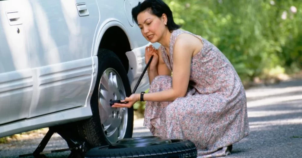 How to Get a Flat Tire Changed on the Highway Safely and Efficiently