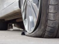 How to Change a Flat Tire Safely: Step-by-Step Guide for Roadside Emergencies