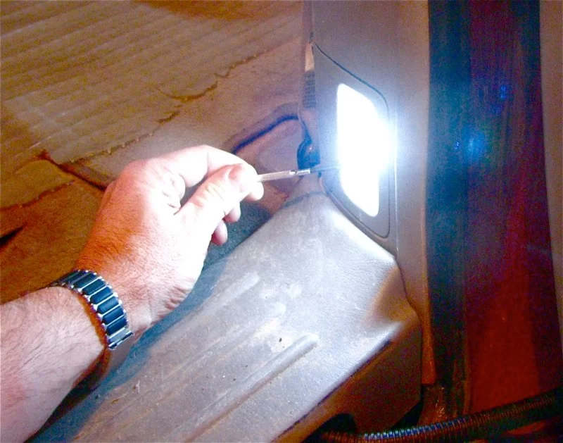 How to Replace Your Car's Interior Reading Light Bulbs – Easy Steps and Tips