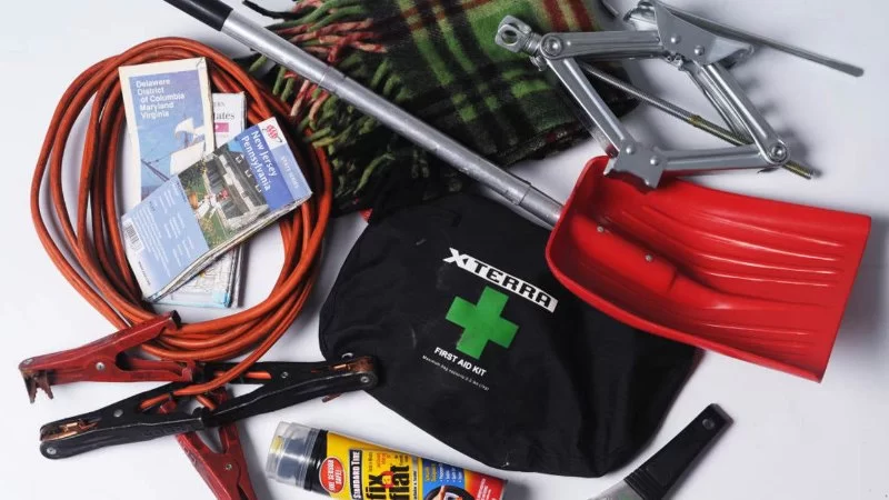 Best Winter Emergency Kit for Cold Breakdowns – Blankets, Tools, Fluids & Safety Items