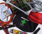 Best Winter Emergency Kit for Cold Breakdowns – Blankets, Tools, Fluids & Safety Items