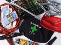 Best Winter Emergency Kit for Cold Breakdowns – Blankets, Tools, Fluids & Safety Items