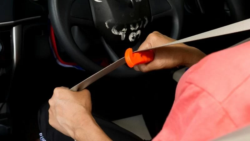 How to Properly Use Car Emergency Tools: Stay Safe and Prepared on the Road