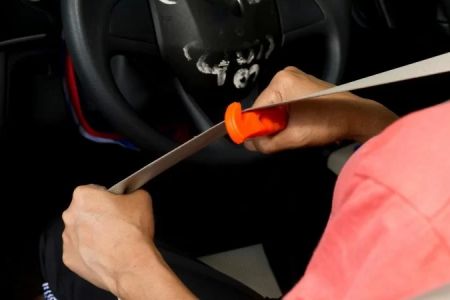 How to Properly Use Car Emergency Tools: Stay Safe and Prepared on the Road